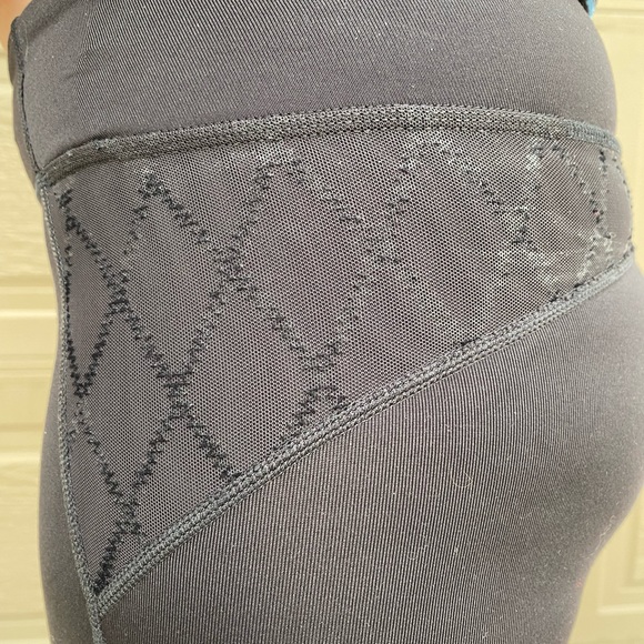 Black Pyramid Mesh Workout Capri Leggings - Women, size S/M stretch - Picture 9 of 11